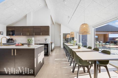 Det er plass til 26 personer i det store lyse oppholdsrommet i luksushus nr. 948.