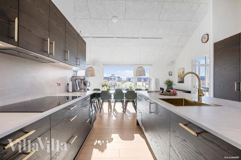 Kjøkkenet i luksushus nr. 948 er godt innrettet.