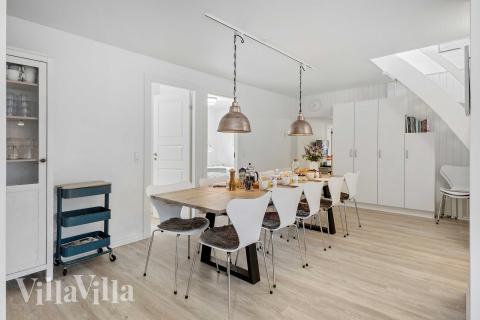 Det er plass til 14 personer i det store lyse oppholdsrommet i luksushus nr. 953.