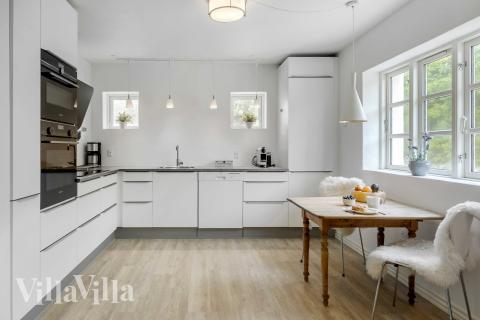 Kjøkkenet i luksushus nr. 953 er fullt utstyrt så dere lett kan lage mat til 14 personer.