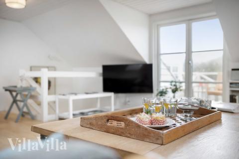 Sofaen i luksushus nr. 953 i Vestjylland er perfekt for å hygge seg med et brettspill eller se en film sammen.