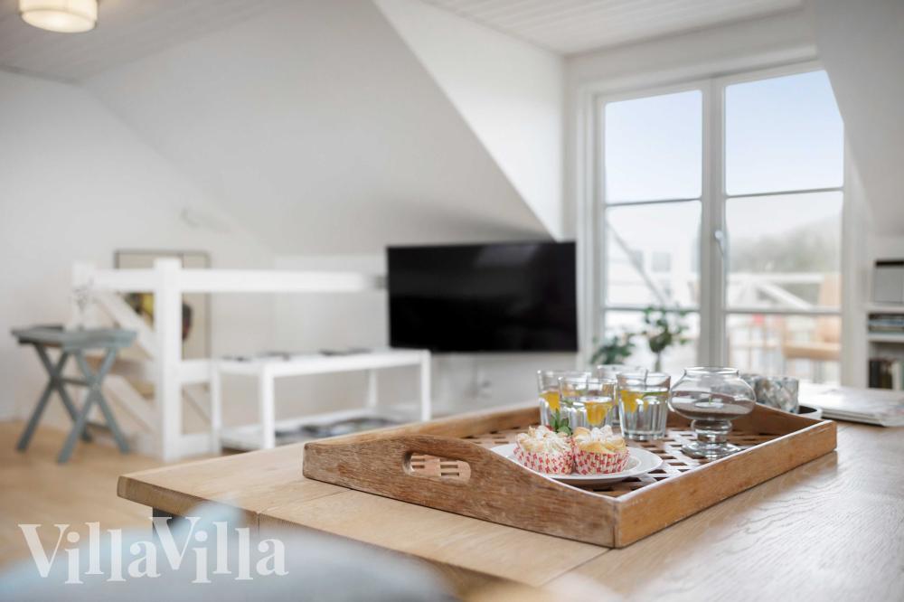 Sofaen i luksushus nr. 953 i Vestjylland er perfekt for å hygge seg med et brettspill eller se en film sammen.
