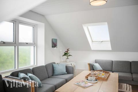 Det er god plass til hygge i feriehusets sofagruppe under oppholdet i luksushus nr. 953