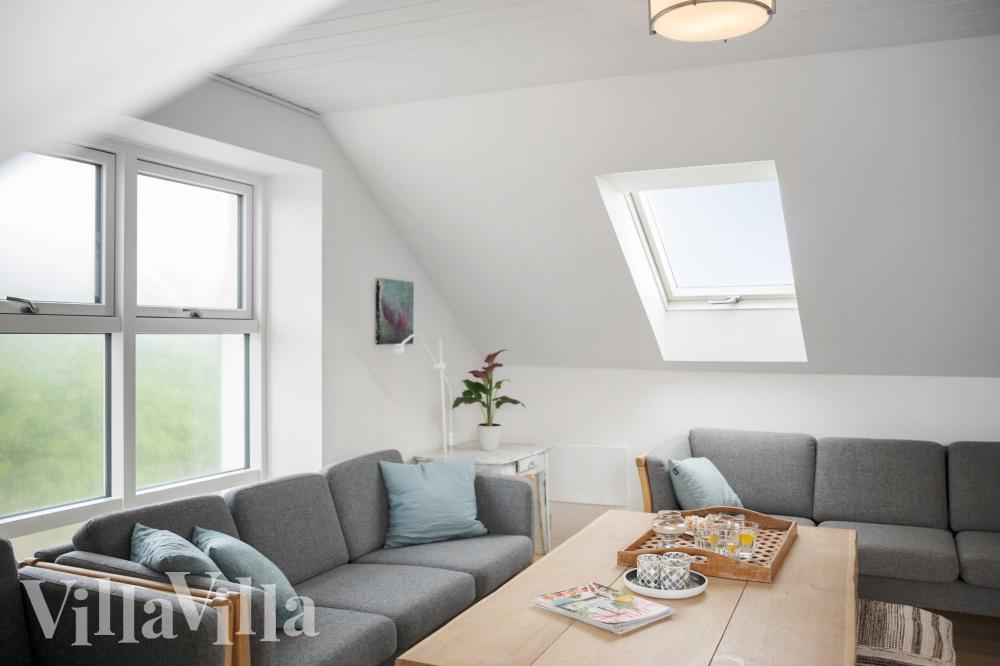 Det er god plass til hygge i feriehusets sofagruppe under oppholdet i luksushus nr. 953