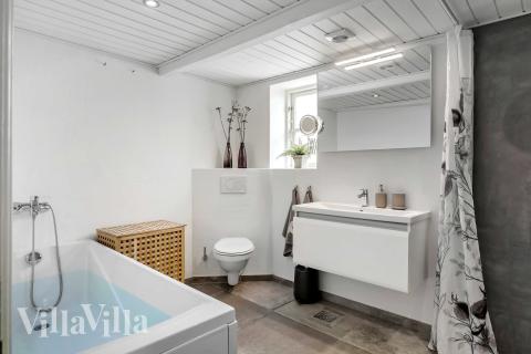 Det finnes bad med dusj i luksushus nr. 953 med plass til 14 personer.