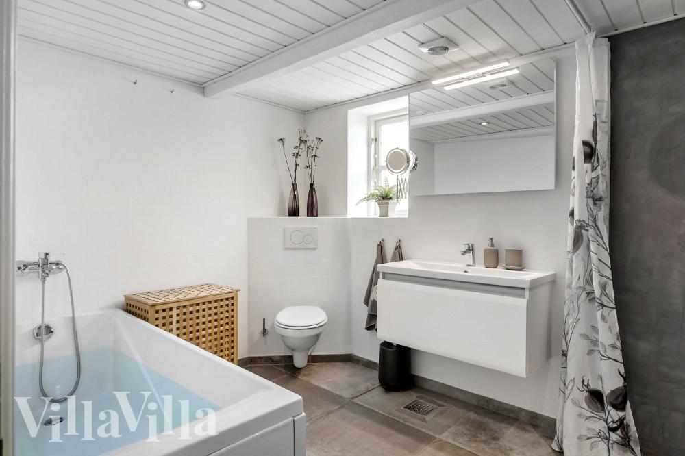 Det finnes bad med dusj i luksushus nr. 953 med plass til 14 personer.