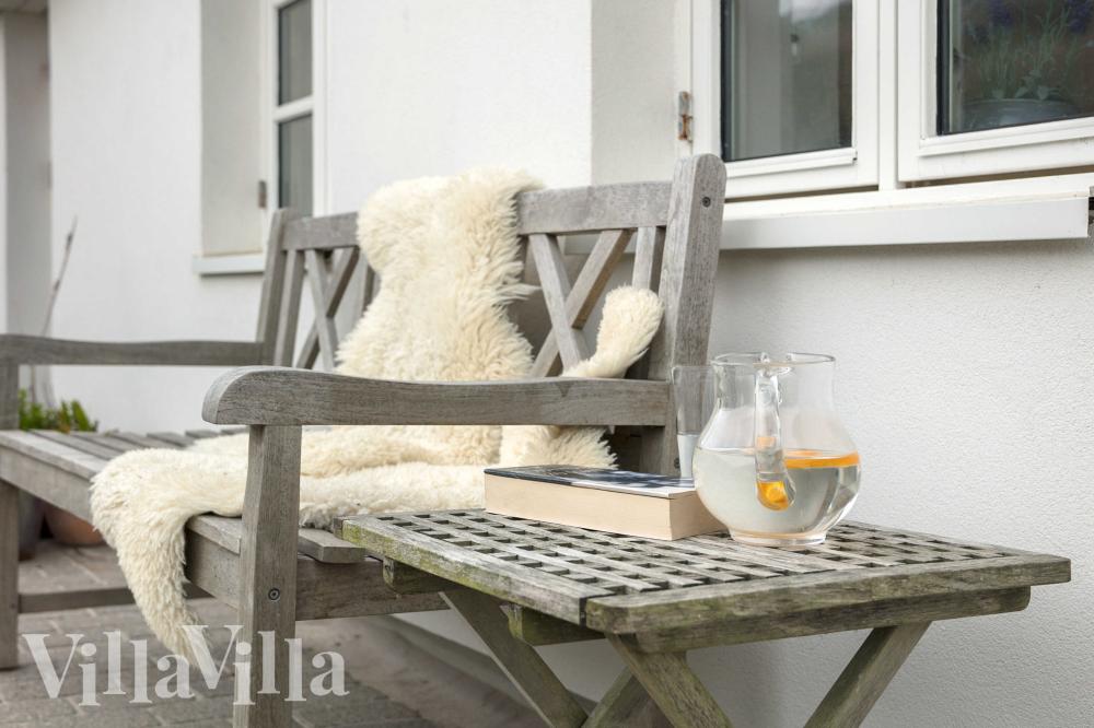 På terrassen i feriehus nr. 953 er det plass til 14 personer.