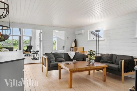 Sofaen i luksushus nr. 954 i Vestjylland er perfekt for å hygge seg med et brettspill eller se en film sammen.