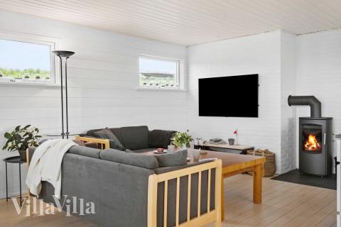 Det er god plass til hygge i feriehusets sofagruppe under oppholdet i luksushus nr. 954