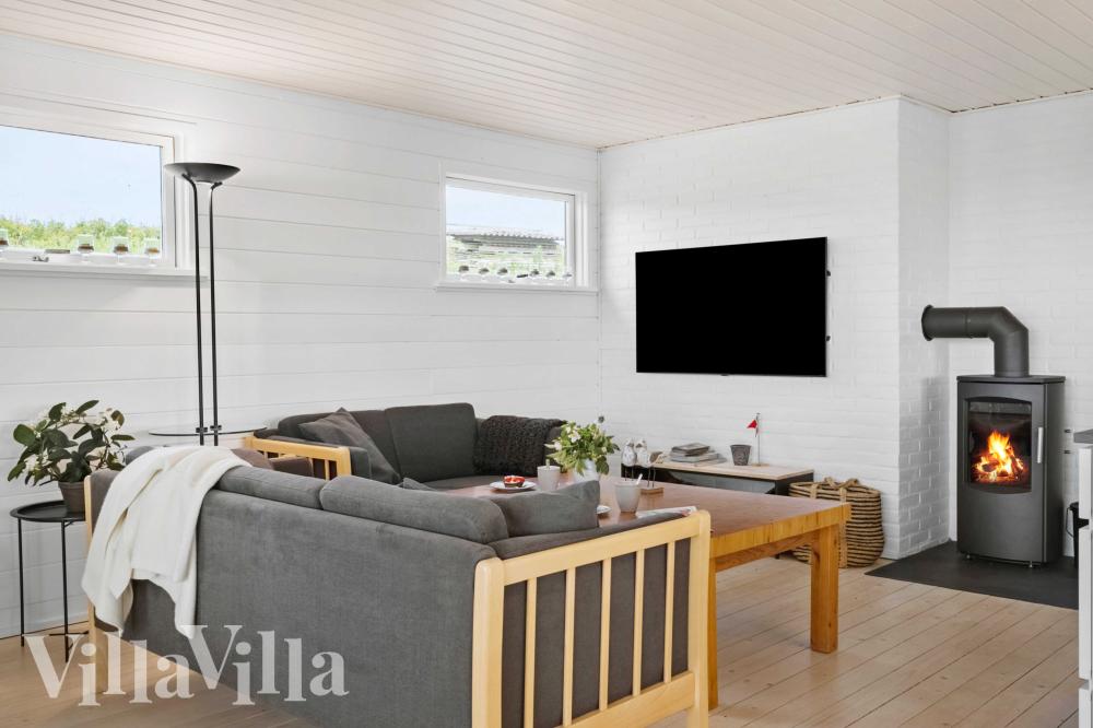 Det er god plass til hygge i feriehusets sofagruppe under oppholdet i luksushus nr. 954