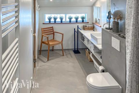 Det finnes bad med dusj i luksushus nr. 954 til 8 personer.