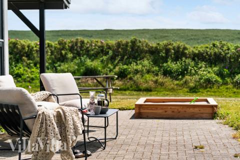 Nyt en grillkveld på terrassen i luksushus nr. 954 i Vestjylland