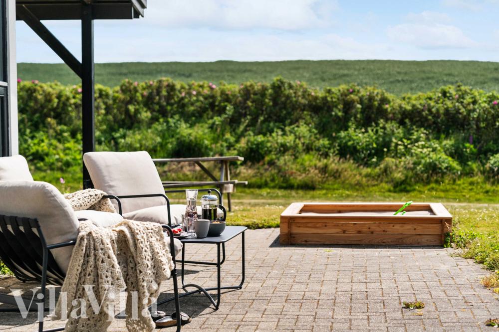 Nyt en grillkveld på terrassen i luksushus nr. 954 i Vestjylland