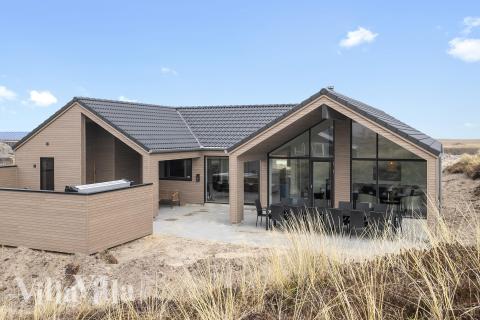 Dette lekre huset med svømmebasseng, nr. 928, med plass til 14 personer, ligger i Vestjylland