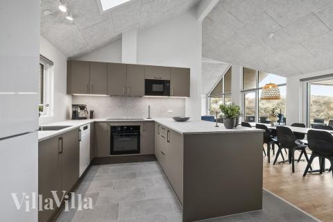 Kjøkkenet i luksushus nr. 928 er fullt utstyrt så dere lett kan lage mat til 14 personer.