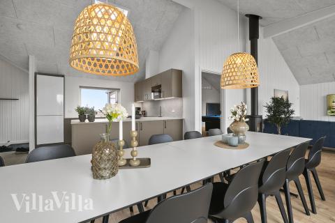 Det er plass til 14 personer i det store lyse oppholdsrommet i luksushus nr. 928.