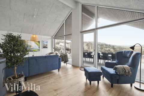 Sofaen i luksushus nr. 928 i Vestjylland er perfekt for å hygge seg med et brettspill eller se en film sammen.