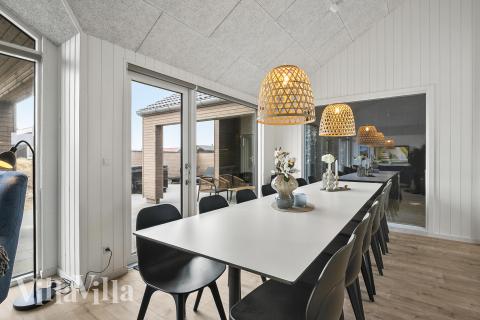 Det er god plass til at 14 personer sitter sammen i feriehusets oppholdsrom under et besøk i luksushus 928 i Vestjylland.