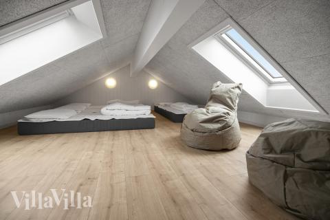 Noen av de 14 soveplassene i luksushus nr. 928 finnes på hems