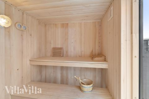 Det finnes bad med dusj i luksushus nr. 928 til 14 personer.