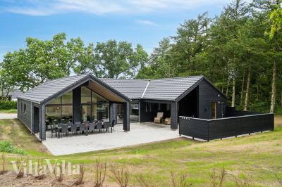 Dette lekre huset med svømmebasseng, nr. 904, med plass til 14 personer, ligger i Nordsjælland