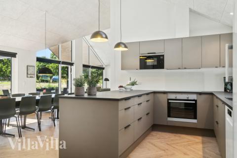 Kjøkkenet i luksushus nr. 904 er fullt utstyrt så dere lett kan lage mat til 14 personer.