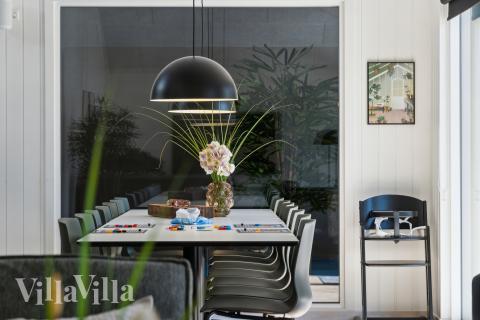 Det er plass til 14 personer i det store lyse oppholdsrommet i luksushus nr. 904.