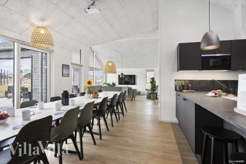 Det er plass til 18 personer i det store lyse oppholdsrommet i luksushus nr. 916.