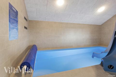 Feriehus 916 har et flott basseng med sklie, et stort innebygd boblebad og en badstue