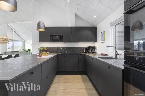 Kjøkkenet i luksushus nr. 916 er fullt utstyrt så dere lett kan lage mat til 18 personer.