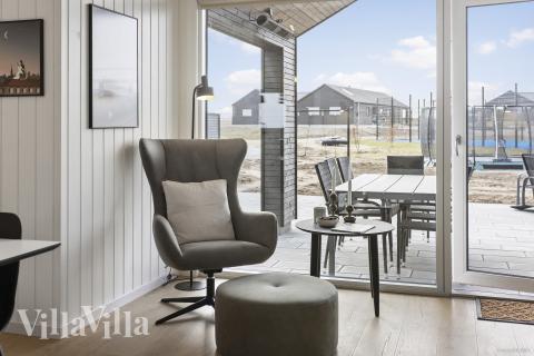 Sofaen i luksushus nr. 916 i Fyn og øyer er perfekt for å hygge seg med et brettspill eller se en film sammen.