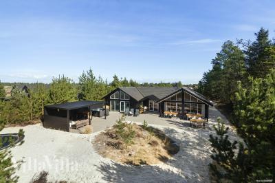 Dette lekre huset med svømmebasseng, nr. 273, med plass til 18 personer, ligger i Vestjylland