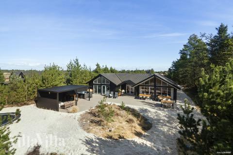 Dette lekre huset med svømmebasseng, nr. 273, med plass til 18 personer, ligger i Vestjylland