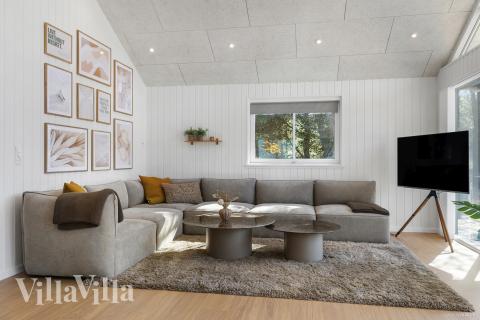 Sofaen i luksushus nr. 273 i Vestjylland er perfekt for å hygge seg med et brettspill eller se en film sammen.