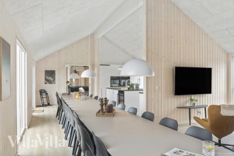 Det er plass til 30 personer i det store lyse oppholdsrommet i luksushus nr. 914.