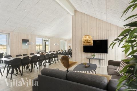 Sofaen i luksushus nr. 914 i Lolland/Falster/Møn er perfekt for å hygge seg med et brettspill eller se en film sammen.
