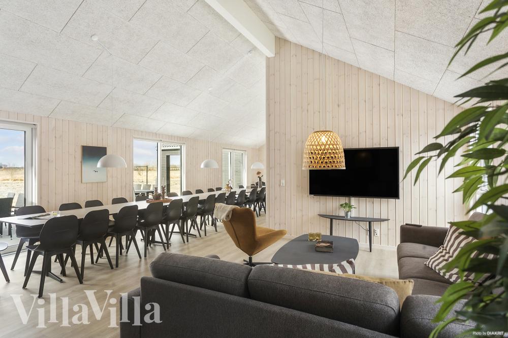 Sofaen i luksushus nr. 914 i Lolland/Falster/Møn er perfekt for å hygge seg med et brettspill eller se en film sammen.