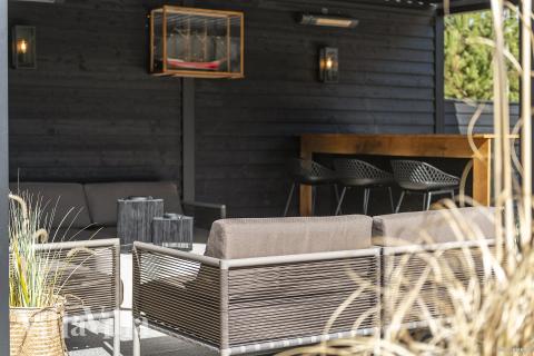 På terrassen i feriehus nr. 273 er det plass til 18 personer.
