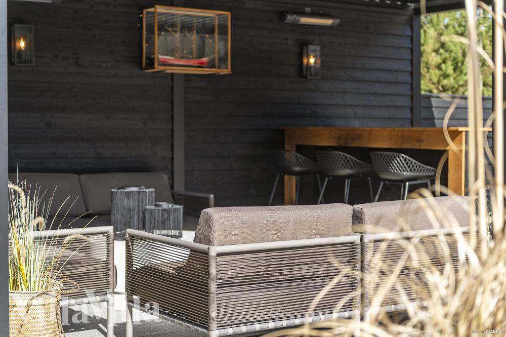 På terrassen i feriehus nr. 273 er det plass til 18 personer.