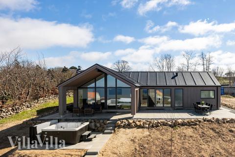 Dette lekre huset med spa, nr. 927, med plass til 8 personer, ligger i Bornholm
