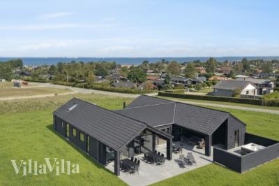 Dette lekre huset med svømmebasseng, nr. 696, med plass til 18 personer, ligger i Fyn og øyer