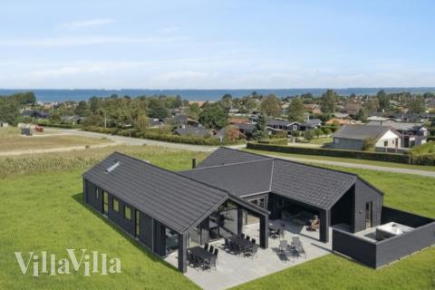Dette lekre huset med svømmebasseng, nr. 696, med plass til 18 personer, ligger i Fyn og øyer