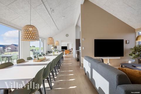Det er plass til 26 personer i det store lyse oppholdsrommet i luksushus nr. 959.