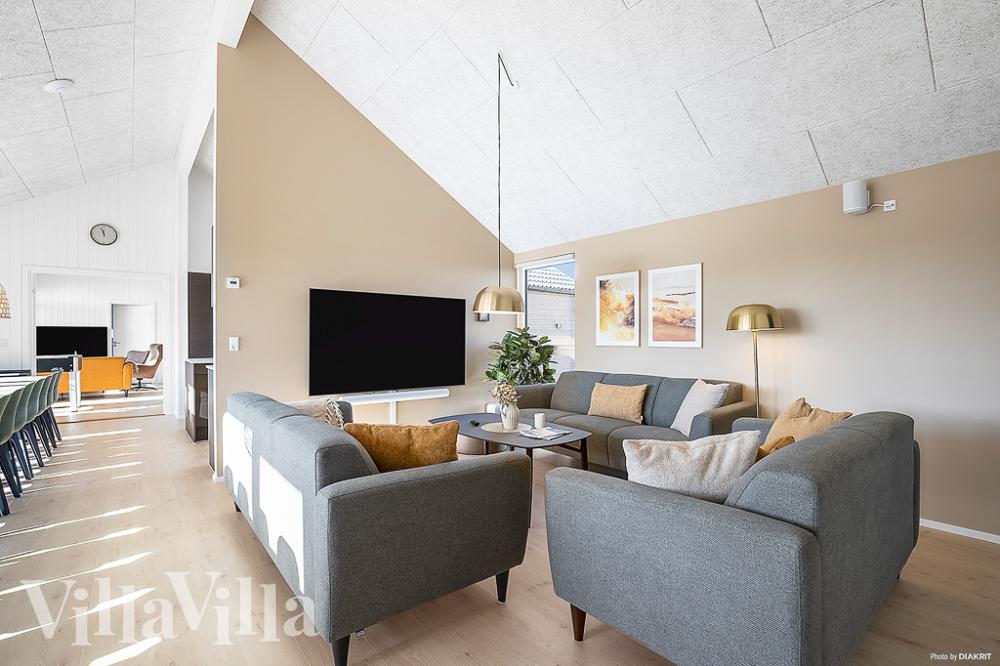 Sofaen i luksushus nr. 959 i Nordjylland er perfekt for å hygge seg med et brettspill eller se en film sammen.