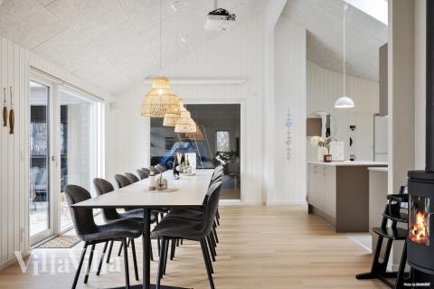 Det er plass til 18 personer i det store lyse oppholdsrommet i luksushus nr. 918.
