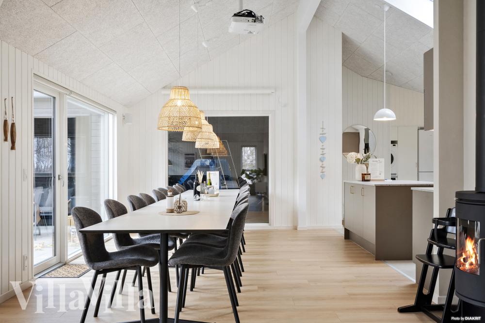 Det er plass til 18 personer i det store lyse oppholdsrommet i luksushus nr. 918.