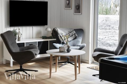 Sofaen i luksushus nr. 918 i Vestjylland er perfekt for å hygge seg med et brettspill eller se en film sammen.