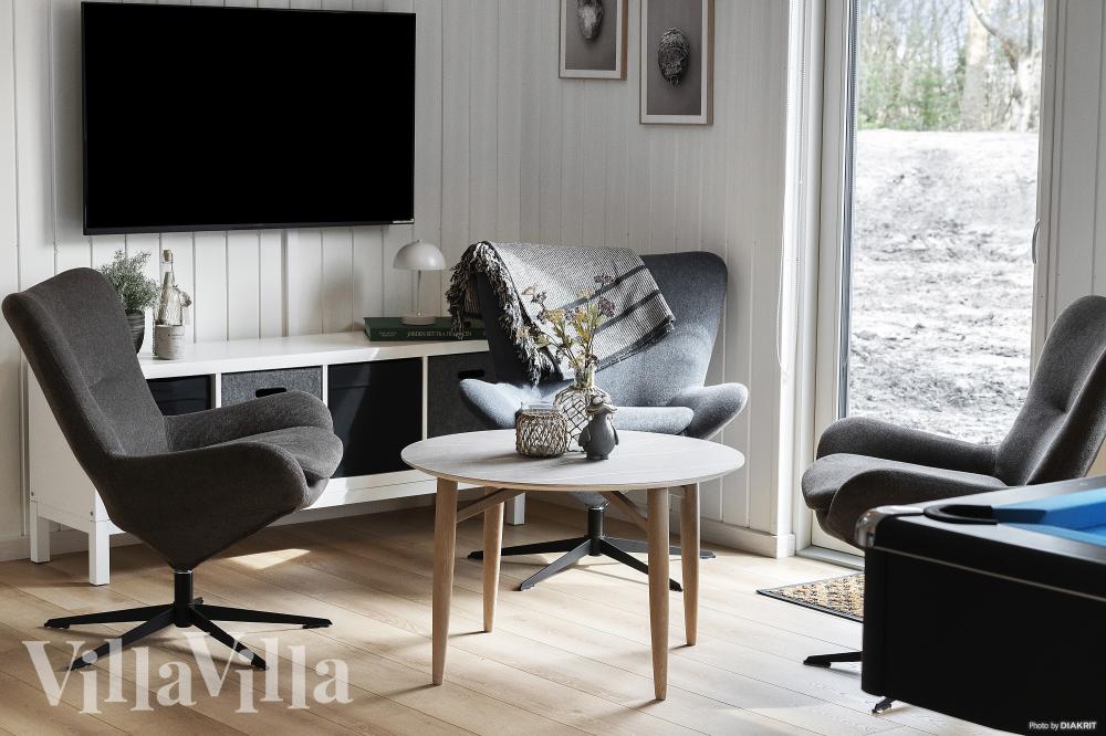 Sofaen i luksushus nr. 918 i Vestjylland er perfekt for å hygge seg med et brettspill eller se en film sammen.