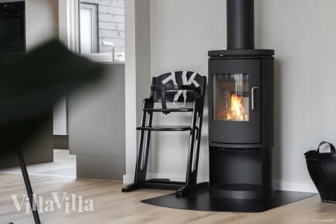 Det er god plass til hygge i feriehusets sofagruppe under oppholdet i luksushus nr. 918