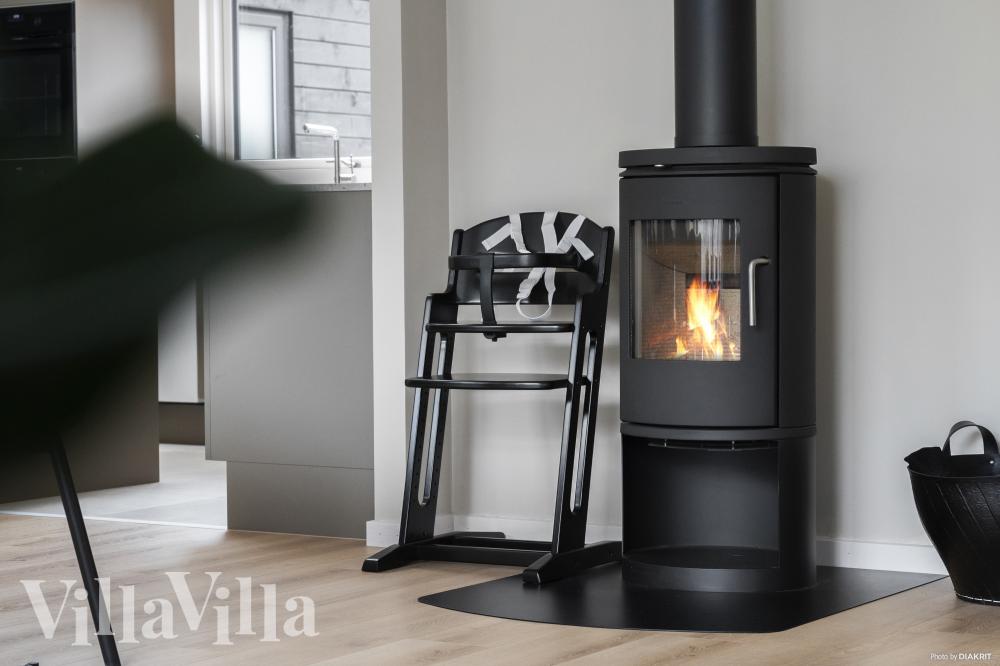 Det er god plass til hygge i feriehusets sofagruppe under oppholdet i luksushus nr. 918
